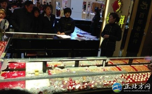 泰州金鹰老凤祥金铺被抢 20多根金项链被盗_国